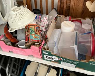 Garage - miscellaneous plastic items