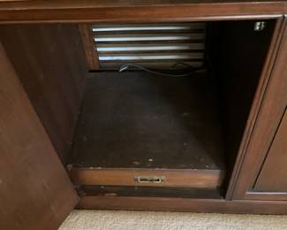 Storage area in console piece