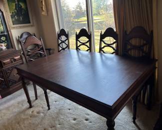 Formal dinning table with two leaves and six chairs