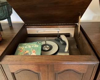 Living room - entertainment center / record player 