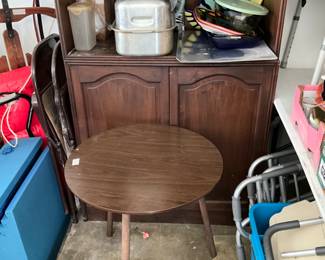 Garage - Table & cabinet