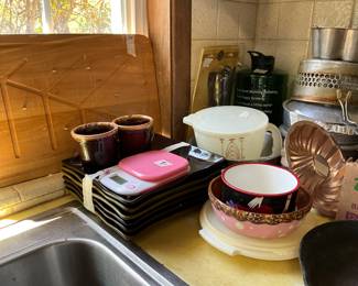 Kitchen - Set of plates with 2 matching cups. Ifbbn