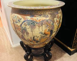 Large Asian pot 