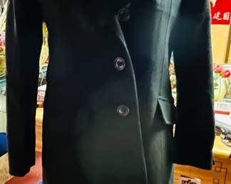 A chic size 6/8 cashmere fox Saga fox new with tags !!!