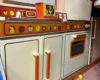 Vintage 1970/80s Wolverine Rite Hite child's metal kitchenette set: refrigerator, stove, and sink