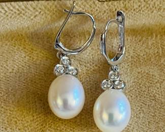 14k diamond pearl earrings. 