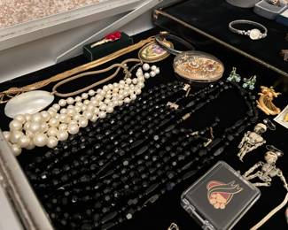 Jewelry, necklaces, pennant, earrings