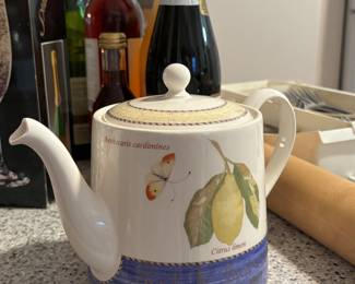 Tea pot