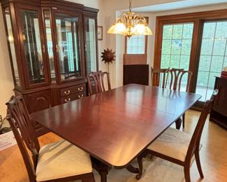 Stunning Duncan Phyfe dining table and 2 piece cabinet (can be sold separately). Comes with 2 extra leaves. 