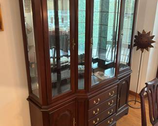 Stunning china display cabinet. 2 pieces and easily movable 
