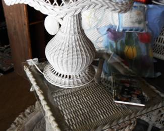 Vintage White Wicker Table, Lampe and Fainting Couch