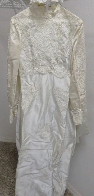 Vintage Weddding Dress & Vail Size Small