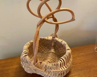 Twisted Willow Handle Buttocks Basket