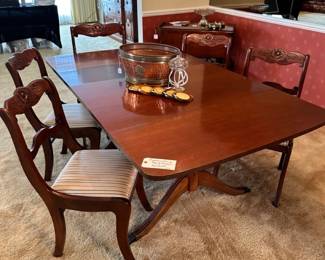Traditional Dining Table & 5 Chairs