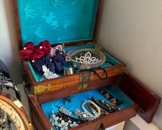 Jewelry box / jewelry