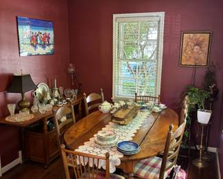 Unique and beautiful vintage dining table / chairs with fold down leaves