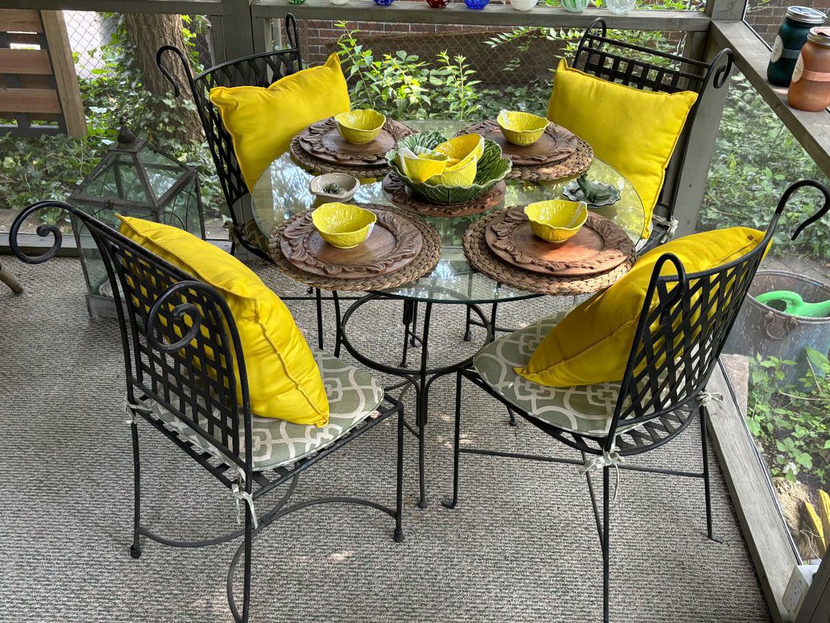 Cute indoor / outdoor patio set 