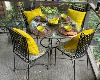 Cute indoor / outdoor patio set 