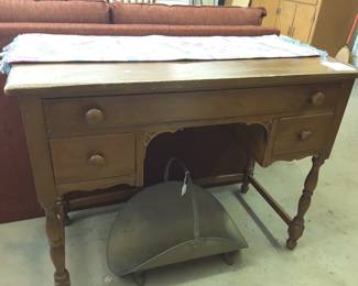 This is an adorable vanity or desk. Could use a little TLC. Would be really cute with a new paint finish!