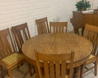 Antique round oak table - 6 antique Heywood-Wakefield chairs. 