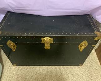 Great vintage flat top trunk …storage. Could be used for a coffee table - at the foot of the bed for extra blankets - lots of uses!