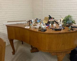 Young Chang baby grand piano. This is a pre-sale item and can be seen by appointment. Beautiful condition! 