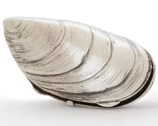 Sterling Silver Hinged Box, Mussel Shell, W 2" L 4.23" 3.7t oz | in shape of mussel shell. Hinged with closure clip. Impressed "Sterling" and "925".  Unique. Total weight: 3.7 troy ounces. Provenance: From the Estate of Prominent Collector, Leon Zielinski, Macomb County, MI