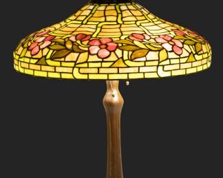 American Leaded Glass Table Lamp on Handel Base "Periwinkle", H 18" Dia. 17" | Pink periwinkles and leaves on trellis. Based impressed Handel. Shade unsigned. Provenance: Property from the Estate of David Walicki, East Tawas, MI