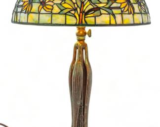 Tiffany Style Leaded Glass Table Lamp Ca. 1910, "Black Eyed Susan", H 25" Dia. 16" | Shade having four sprays of black eyed susan flowers joined at the stems. on bronze telescopic base. Base height ranges from 23.25" to 27". Both unmarked. Provenance: Property from the Estate of David Walicki, East Tawas, MI