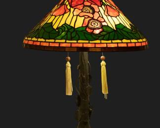 American Tiffany Style Art Glass Table Lamp Late 20th C., "Poppy", H 28" Dia. 20.5" | Red poppies descend to a green leafy design border. Bronze base. Unsigned Provenance: Property from the Estate of David Walicki, East Tawas, MI