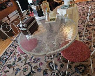 #Vintage little iron table and chairs 