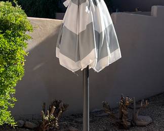 Patio Umbrella w Stand