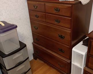 Matching Chest of drawers
Quality furniture 