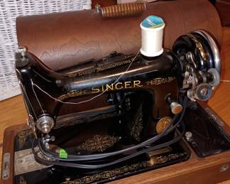 Singer Sewing machine, vintage
Dome carrying case