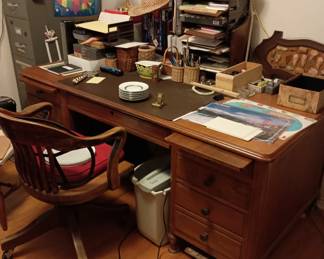 Nice home office desk, vintage
Quality furniture 
