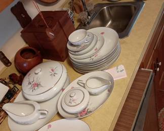 More fine  china dishware
 Floral pattern 