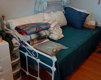 Daybed with trundle bed 