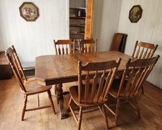 Oak Dining Table and 6 chairs and 2 leafs
All in great condition 
$275