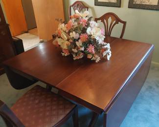 Duncan Fife drop-leaf table with 4 matching chairs