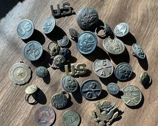 WWI military related buttons and pins 