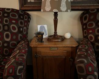 Nice White Cloud Oak table ( old icebox design.