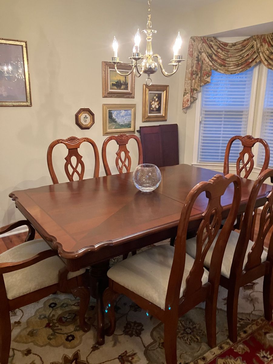 Dinning room set with six chairs excellent condition