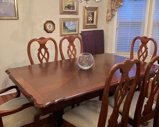 Dinning room set with six chairs excellent condition
