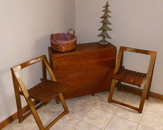 Great Table with 3 Chairs that Fit Inside the End of the Table.