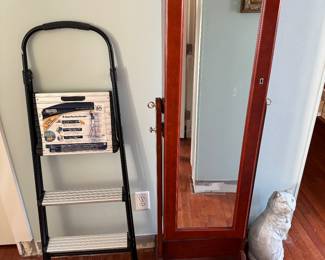 Standing mirrored jewelry box