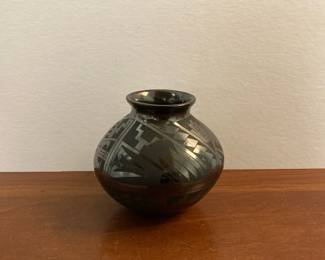 Lot 9952 Mata Ortiz Mexican Pottery  Geometric Matte on Black Vase  Signed RRR