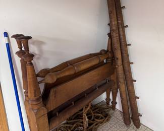 Vintage rope-bed in beautiful condition