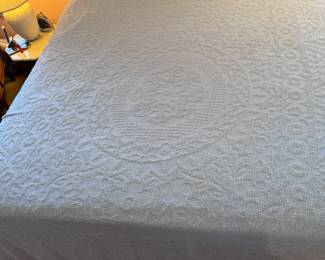 High quality, clean and well made bedspread and quilts, multiple sizes!