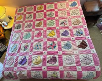 High quality, clean and well made bedspread and quilts, multiple sizes!