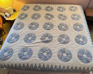 High quality, clean and well made bedspread and quilts, multiple sizes!